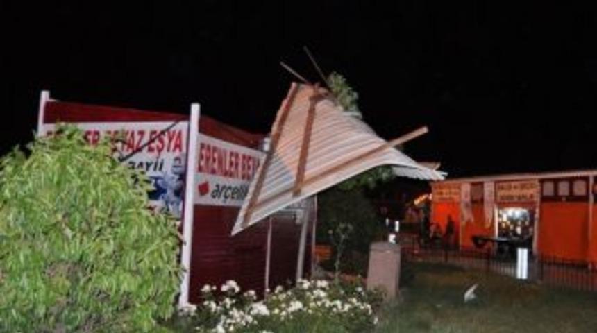 Bandırma'da Fırtına &Ccedil;atı U&ccedil;urdu