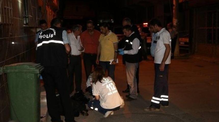 Sokak Ortasında &Ouml;l&uuml; Bulunan Gen&ccedil; Kadına Ara&ccedil; &Ccedil;arpmış