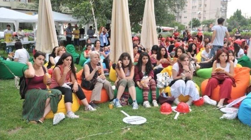 Nil&uuml;fer&rsquo;de &ldquo;kırmızılı Kadınlar&rdquo; Y&uuml;r&uuml;d&uuml;