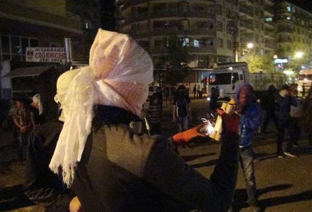 Silvan&rsquo;da Olaylar &Ccedil;ıktı: 2 Polis Yarandı