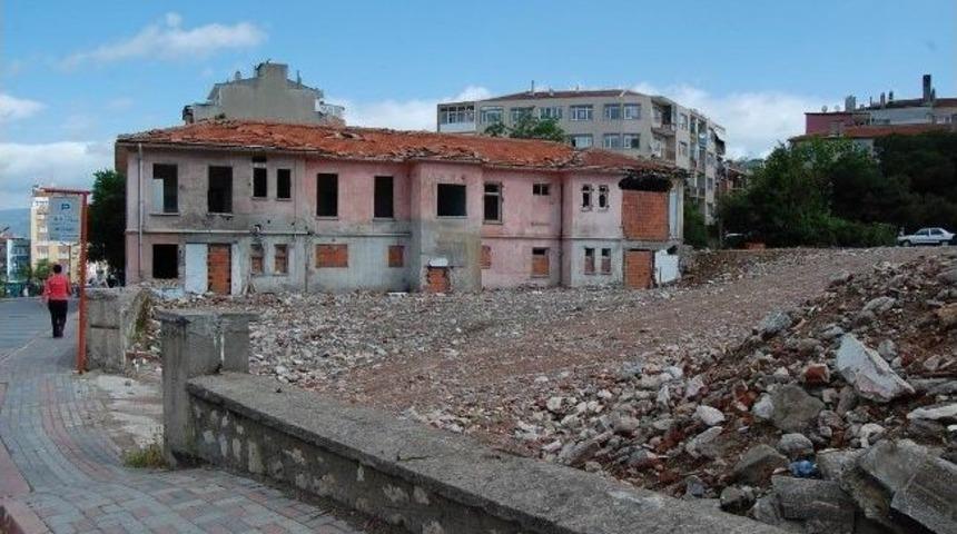 Talan Edilmekten Korumak İ&ccedil;in Tarihi Hastanenin Kapısına Duvar &Ouml;r&uuml;ld&uuml;