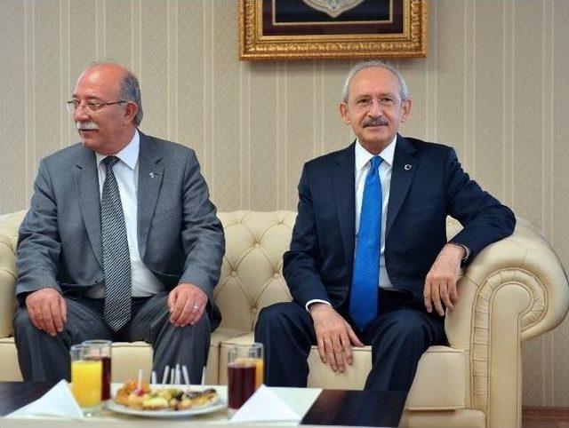 Kılıçdaroğlu, Türkiye Kamu-sen’i Ziyaret Etti