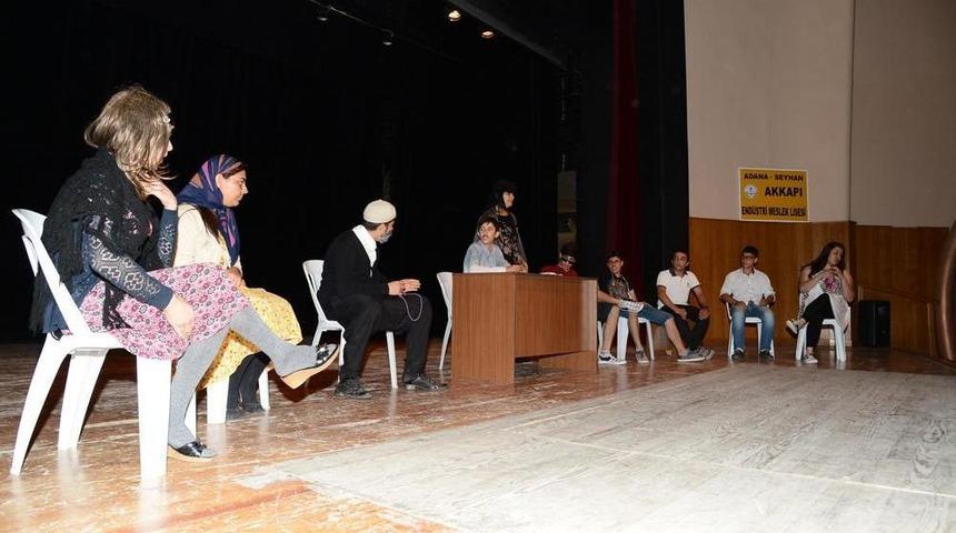 Adana'da, Liselerarası Tiyatro Şenliği Devam Ediyor