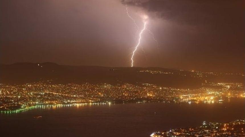 G&ouml;ky&uuml;z&uuml;nde Şimşeklerin Dansı