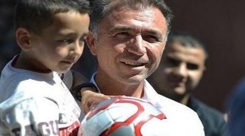 Erkan G&uuml;ral: "somalı &Ccedil;ocuklara Sahip &Ccedil;ıkacağız"