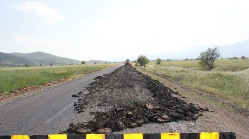 Korkuteli-bucak Yolunda Kaplama &Ccedil;alışmaları Başladı