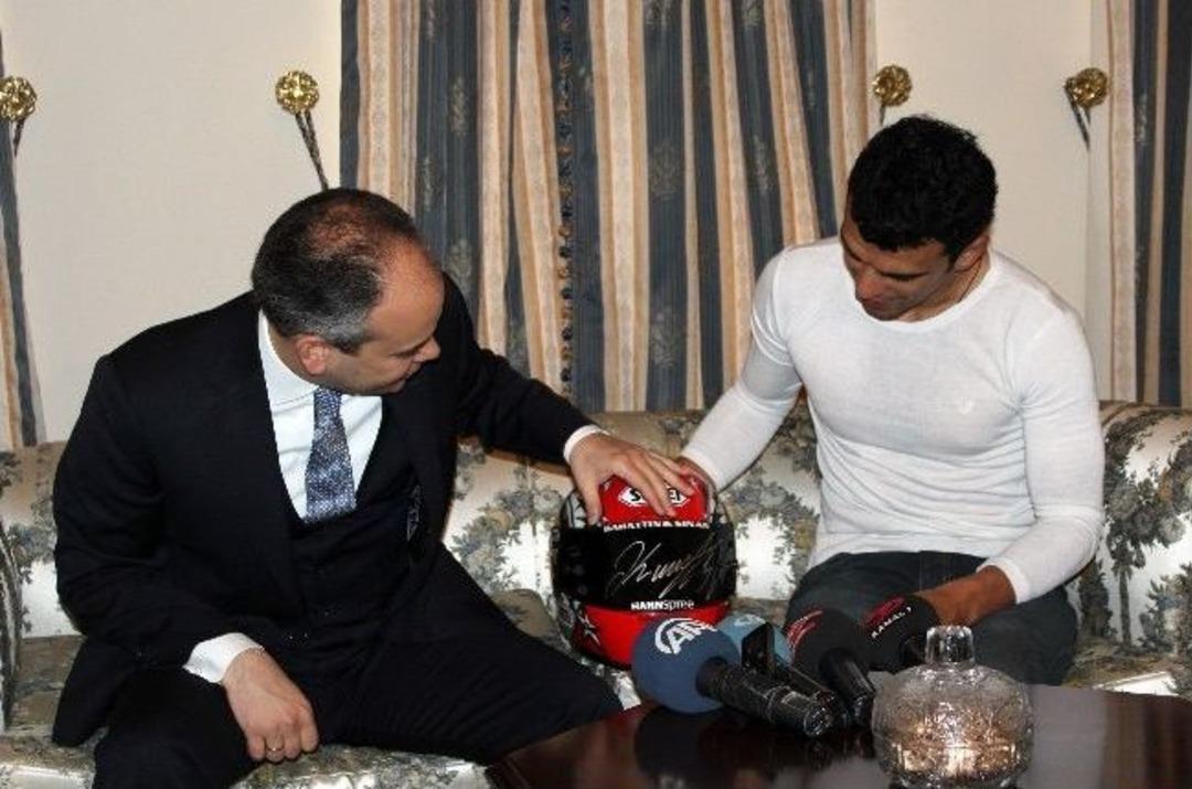 Bakan Kılı&ccedil;, &Uuml;nl&uuml; Motosiklet Yarış&ccedil;ısı Sofuoğlu İle G&ouml;r&uuml;şt&uuml;