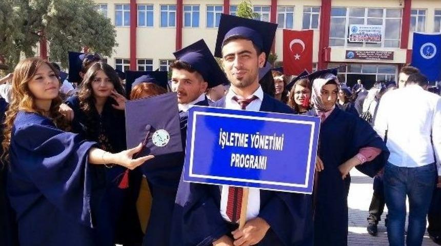 Bolvadin Meslek Y&uuml;ksekokulu&rsquo;nda Mezuniyet Sevinci