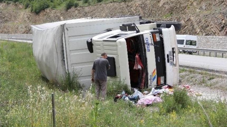 Tekstil Y&uuml;kl&uuml; Kamyon Devrildi: 2 Yaralı