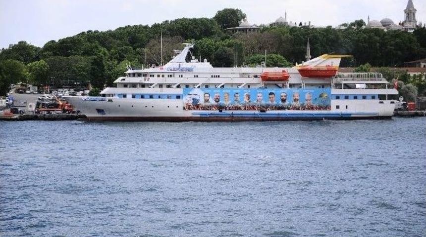 Mavi Marmara Şehitlerinin Fotoğrafları Gemiye Asıldı