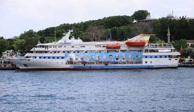 Mavi Marmara Şehitlerinin Fotoğrafları Gemiye Asıldı