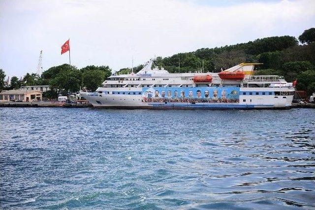 Mavi Marmara Şehitlerinin Fotoğrafları Gemiye Asıldı