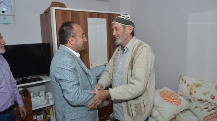Başkan &Uuml;z&uuml;lmez&rsquo;den Hastalara Moral Ziyareti