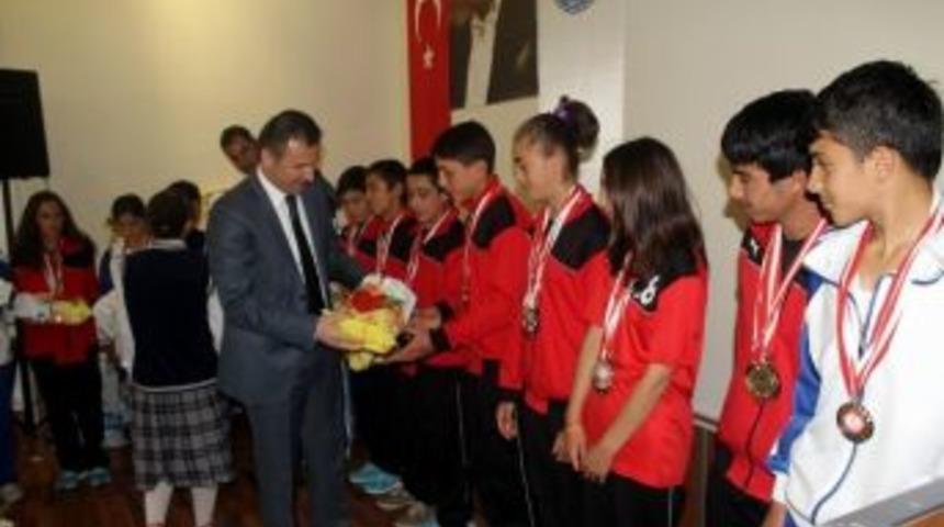 Yıldızeli&rsquo;nde Başarılı Sporcular İ&ccedil;in &Ouml;d&uuml;l T&ouml;reni D&uuml;zenlendi