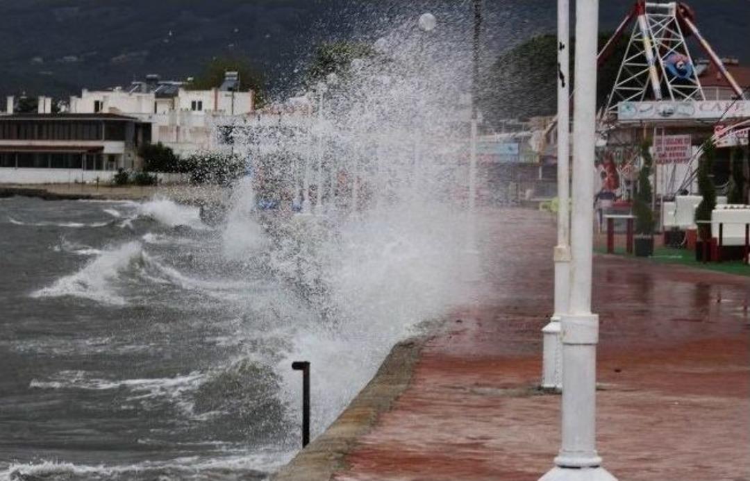 Edremit K&ouml;rfezi&rsquo;nde Şiddetli Lodos