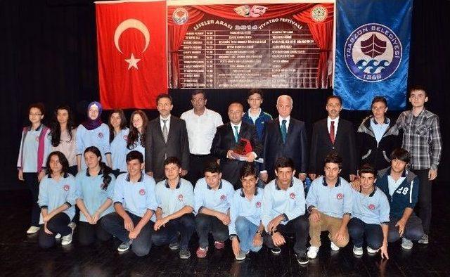 Trabzon’da Liseler Arası Tiyatro Festivali Plaket Töreni Yapıldı