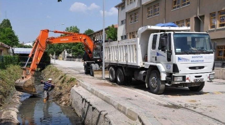 Boz&uuml;y&uuml;k&rsquo;te Kanal Temizleme &Ccedil;alışmaları