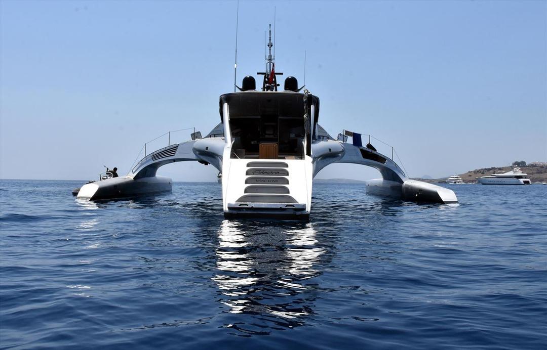 Uzay gemisi gibi g&ouml;r&uuml;n&uuml;yor: Bodrum'a demirledi 