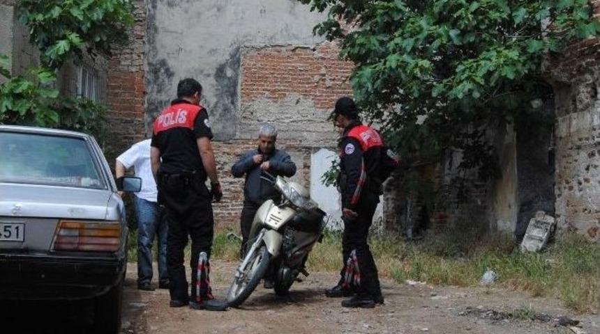 Benzini Bitince Motosikleti Boş Arsaya Bıraktılar