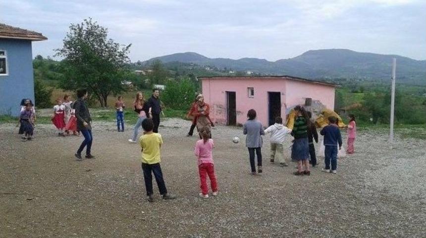 Om&uuml;&rsquo;l&uuml; &Ouml;ğrenciler K&ouml;y Okullarında
