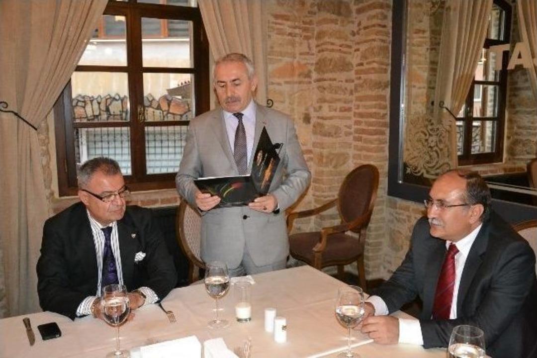 M&uuml;lki İdare Amirlerinden Vali Savaş&rsquo;a Veda Yemeği