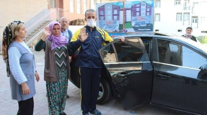 Ahmet, Ameliyat İ&ccedil;in Hastaneye Uğurlandı