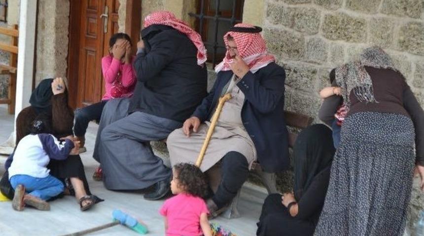 Savaştan Ka&ccedil;tılar, Dilenerek Ge&ccedil;iniyorlar