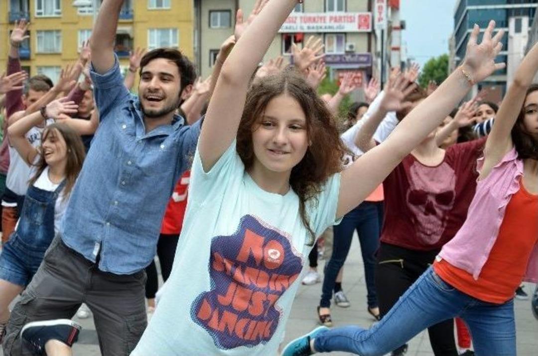 Y&uuml;zlerce &Ouml;ğrenci Sokakta Dans Etti