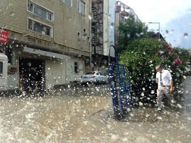 Şiddetli Yağış Yolları Göle Çevirdi