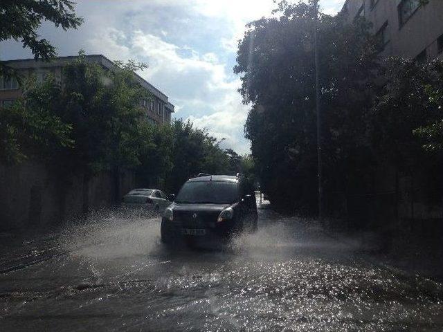 Şiddetli Yağış Yolları Göle Çevirdi