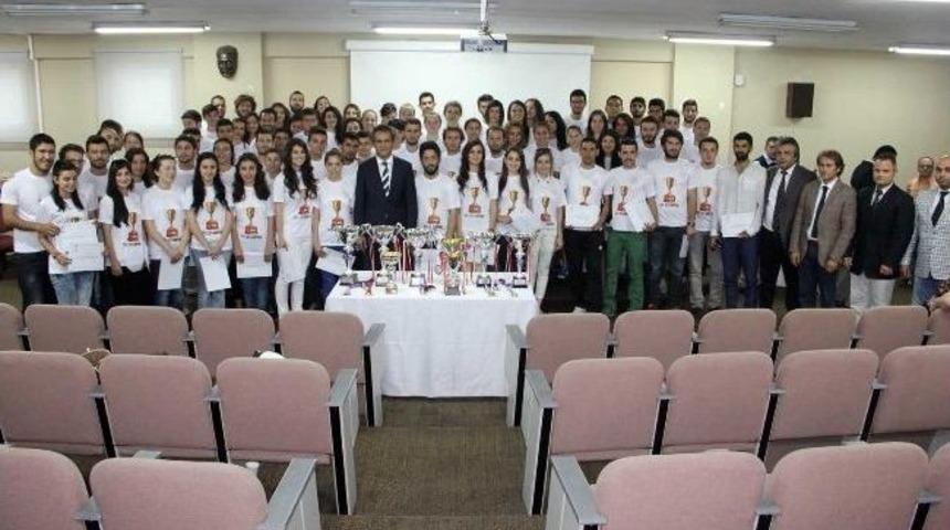 Rekt&ouml;r &Ouml;zer&rsquo;den Be&uuml;&rsquo;l&uuml; Şampiyonlara Teşekk&uuml;r Plaketi