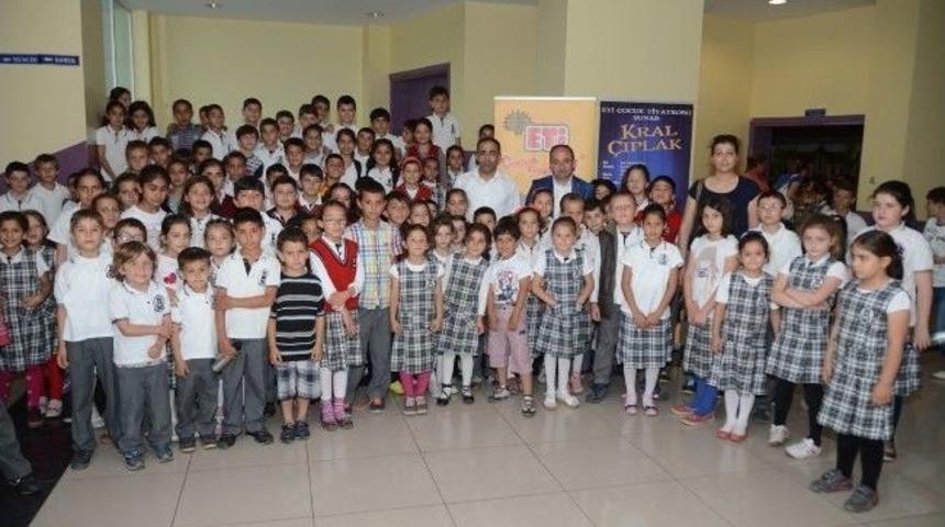 Kartepe Belediye Başkanı &Uuml;z&uuml;lmez, &Ccedil;ocuklarla Tiyatro İzledi