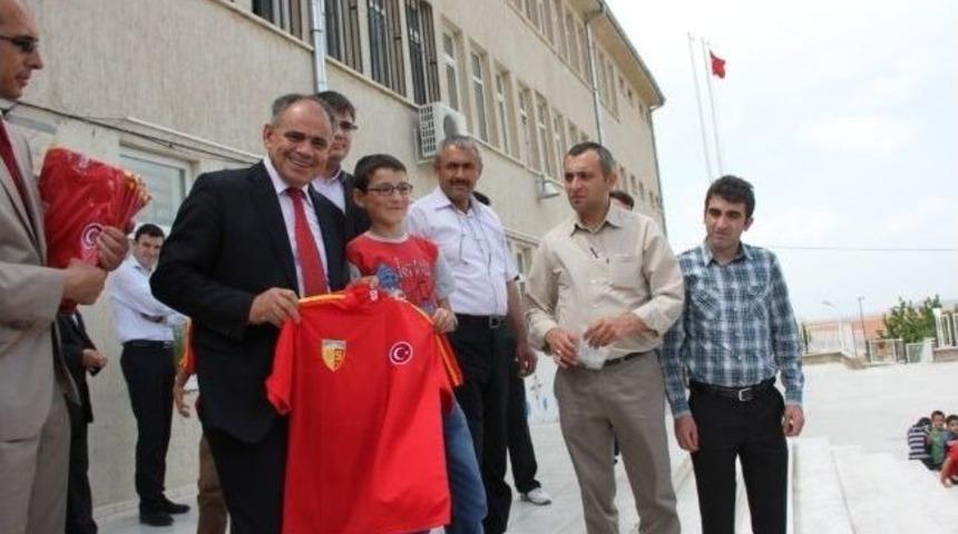 Başkan Esat &Ouml;zt&uuml;rk Kayserispor Forması Dağıttı