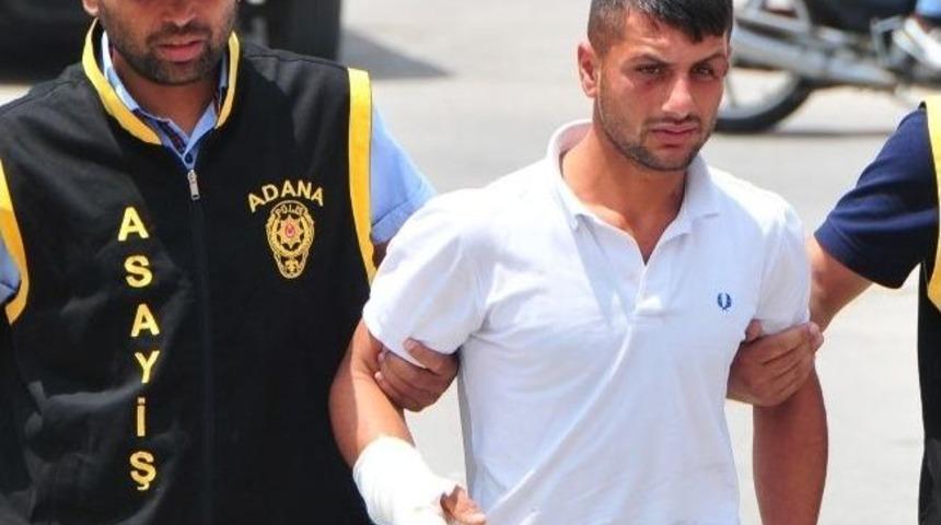 Annesinin Boğazına Bı&ccedil;ak Dayayıp Parasını Gasp Etti