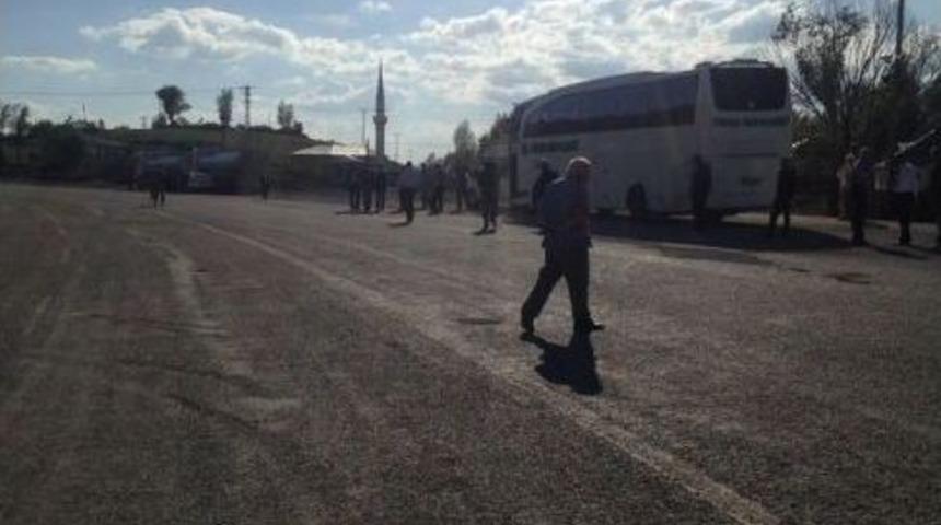 Pkk Şırnak&rsquo;ta Ara&ccedil; Yaktı, Bing&ouml;l'de Yol Kesti