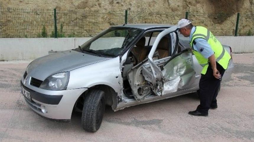 Minib&uuml;s Otomobile &Ccedil;arptı: 1 Yaralı