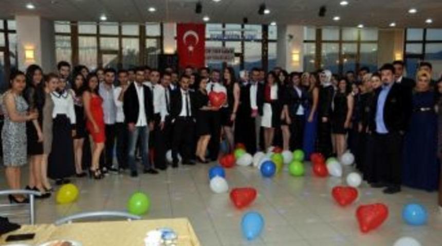 Suşehri Myo&rsquo;da Mezuniyet Balosu Ger&ccedil;ekleştirildi