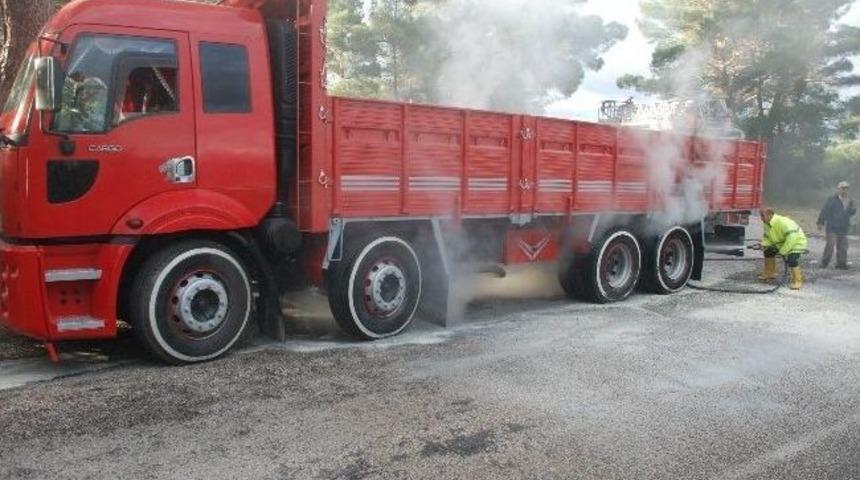 Ormanlık Alanda Alev Alan Kamyon Söndürüldü