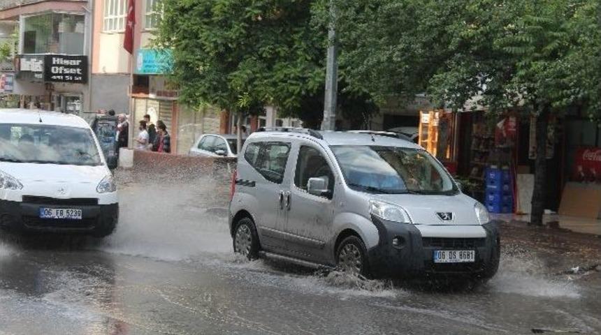 Başkent&rsquo;te Sağanak Yağmur Ve Dolu Trafiği Fel&ccedil; Etti