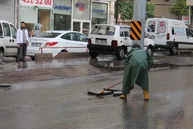 Başkent’te Sağanak Yağmur Ve Dolu Trafiği Felç Etti