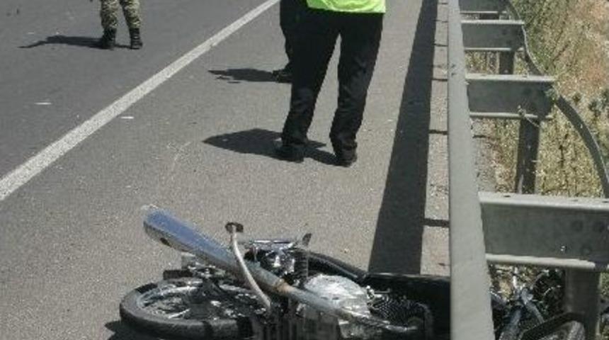 Polislerin Bulunduğu Otomobil Motosikletle &Ccedil;arpıştı: 2 Yaralı