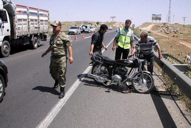 Polislerin Bulunduğu Otomobil Motosikletle Çarpıştı: 2 Yaralı