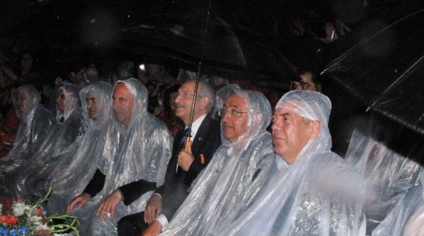 Chp Lideri Kılı&ccedil;daroğlu Yağmur Altında Konser İzledi