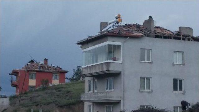 Başkent’te Fırtına Cami Minaresini Yıktı