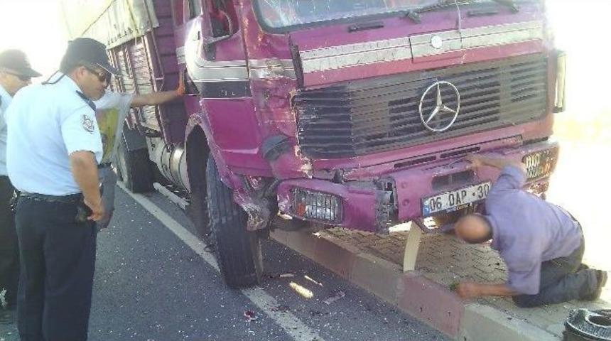 Manisa'da Kamyonla Kamyonet &Ccedil;arpıştı: 2 Yaralı