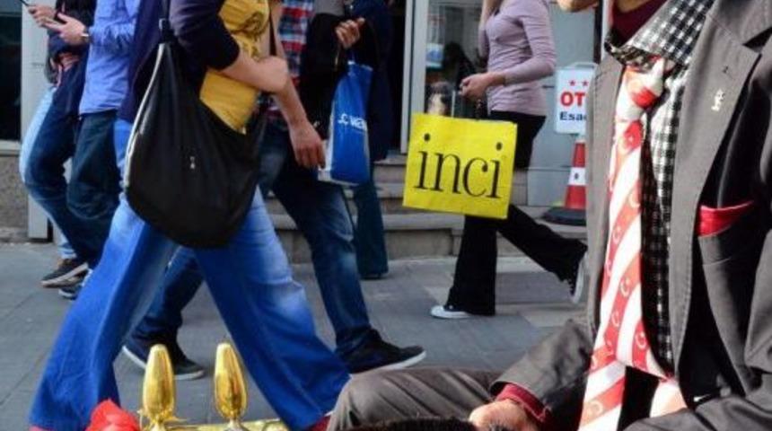 Takım Elbiseyle Ayakkabı Boyacılığı Yapıyor