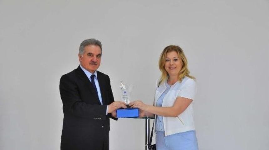 Sa&uuml; Kalite &Ccedil;alışanlarına Rekt&ouml;r Elmas&rsquo;tan &Ouml;d&uuml;l