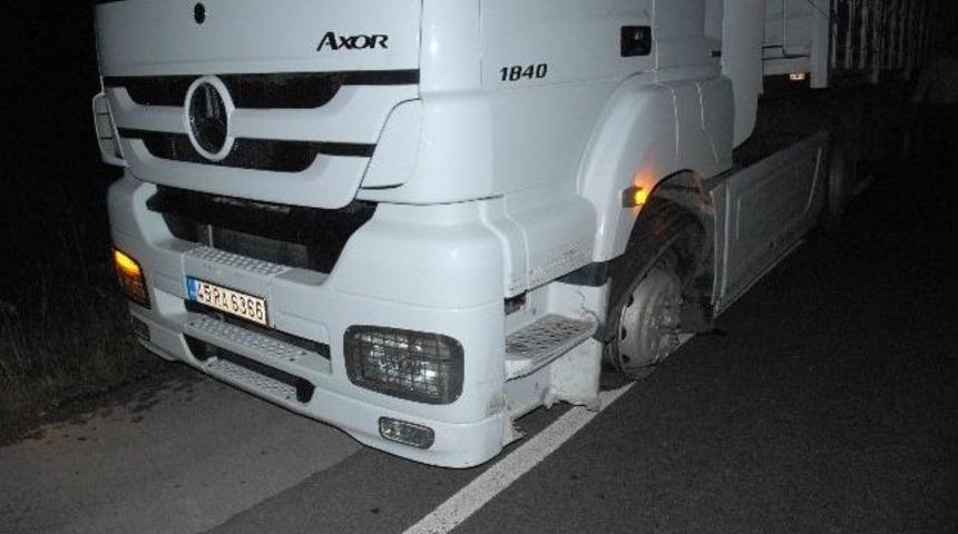 Ters Şeride Giren Otomobil Tır’la Çarpıştı: 2 Yaralı