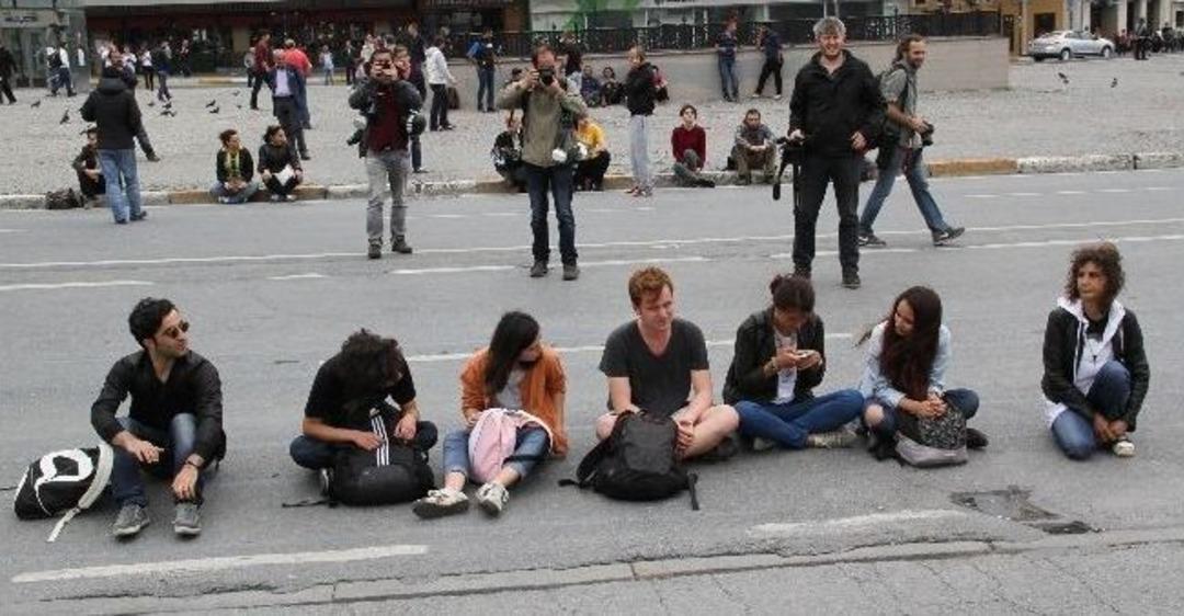 Taksim Gezi Parkı'nda Kitap Okuma Gerginliği
