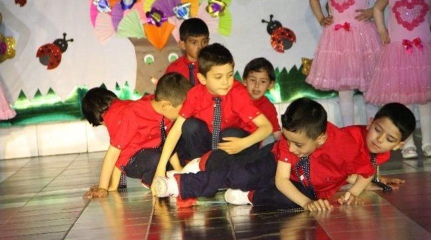 Miniklerin Yılsonu G&ouml;sterisi B&uuml;y&uuml;ledi